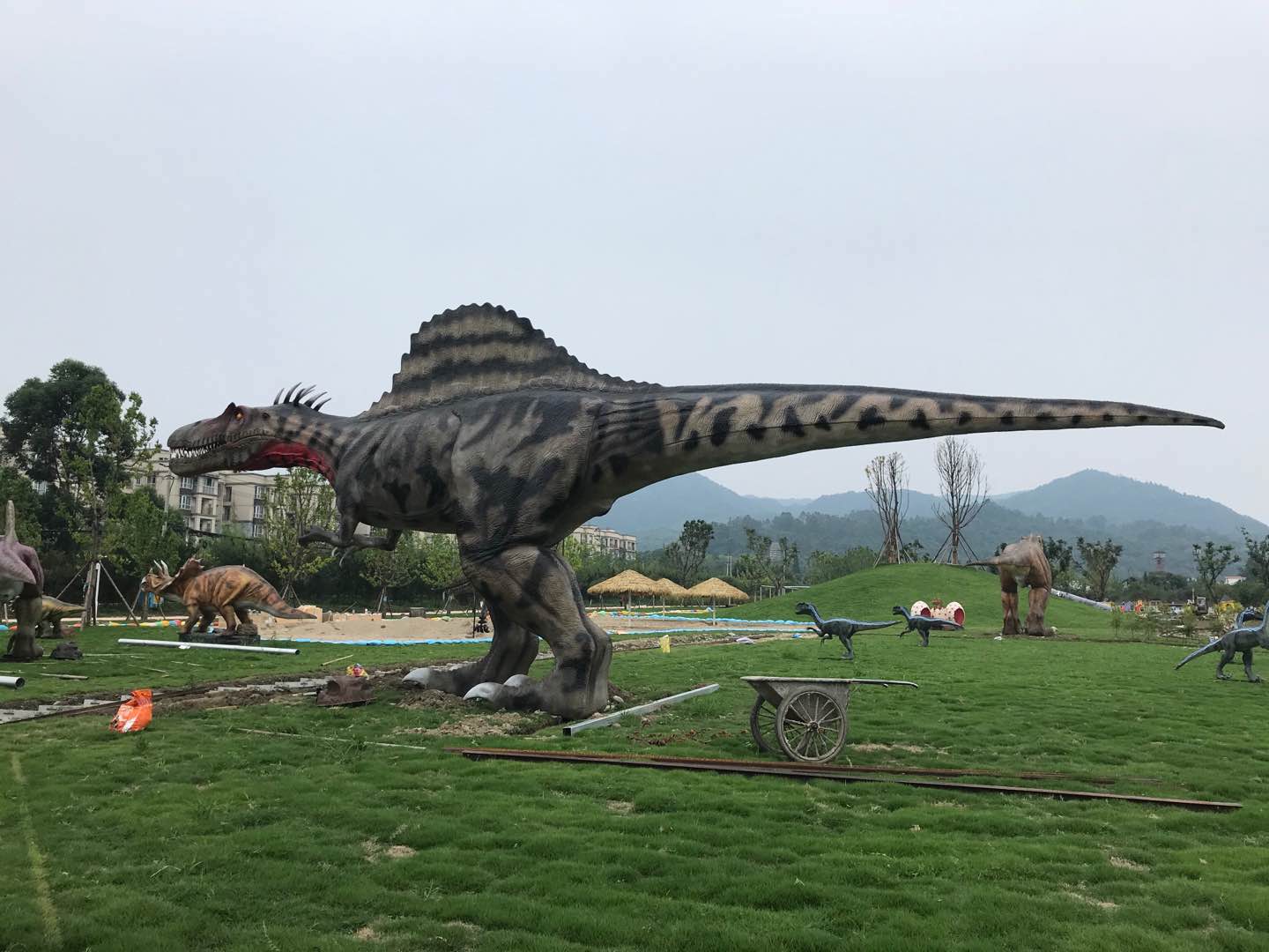 彭州科普展，仿真恐龍和仿真昆蟲安裝完成